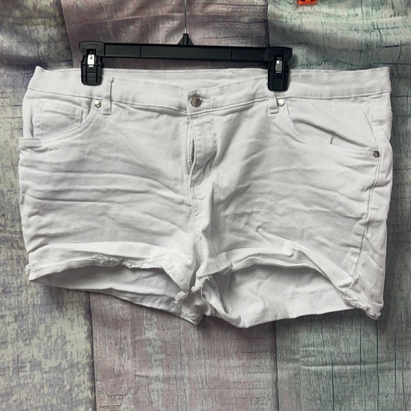 In brand new condition Woman’s Venus jean shorts - Picture 1 of 11